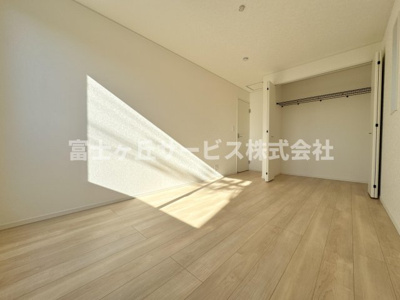 【洋室】 | 静岡市清水区船原2丁目 3期 新築一戸建て 2号棟 | バルコニーに面した洋室です