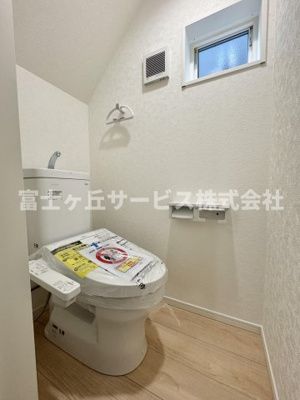 【トイレ】 | 静岡市清水区船原2丁目 3期 新築一戸建て 2号棟 | 1Fトイレです
2Fにも同タイプのトイレがあります