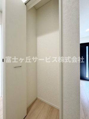 【収納】 | 静岡市清水区船原2丁目 3期 新築一戸建て 2号棟 | 玄関ホールにある収納です