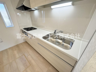 【キッチン】 | 静岡市清水区船原2丁目 3期 新築一戸建て 2号棟 | 広々としていてお料理がしやすいキッチンです