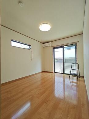 中園貸家の内装|明るい色調の室内です