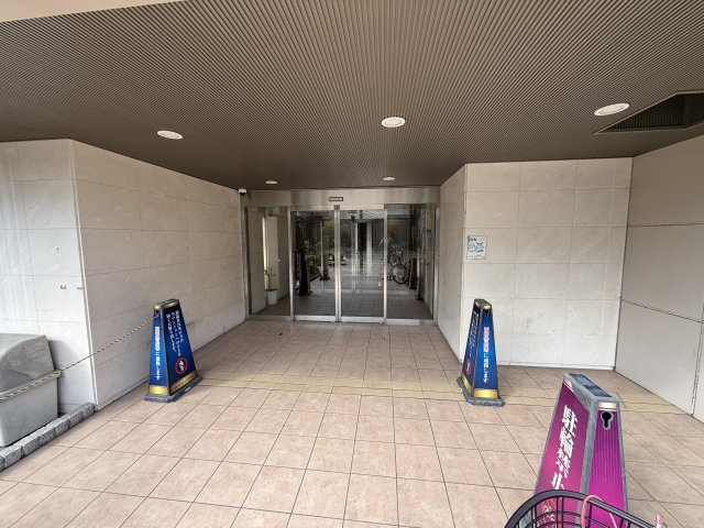 レスタージュ鳳のエントランス