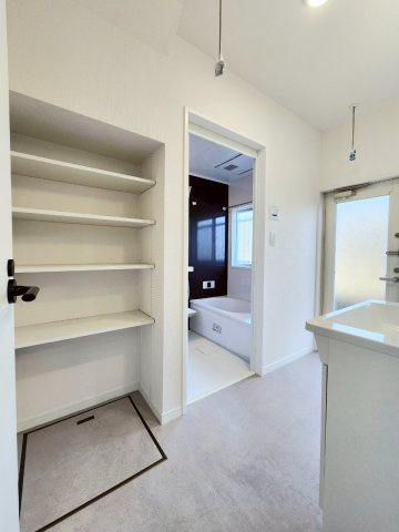 【リフォーム × 中古戸建て】北九州市門司区吉志6丁目の洗面所|洗面スペース♪収納棚付きです♪