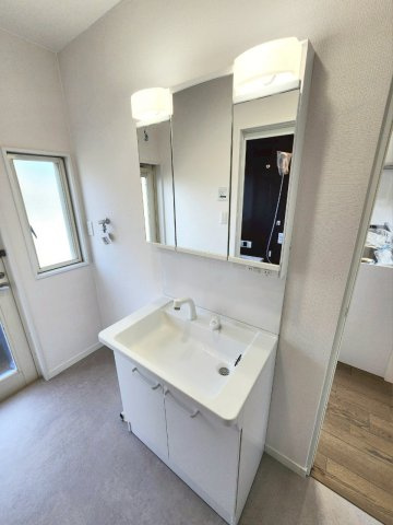 【リフォーム × 中古戸建て】北九州市門司区吉志6丁目の独立洗面台|3面鏡付きのシャンプードレッサー♪