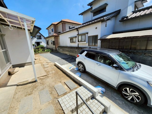 【リフォーム × 中古戸建て】北九州市門司区吉志6丁目の駐車場|駐車スペースは縦列2台♪小型車なら3台可能です♪