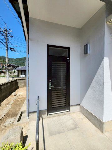 【リフォーム × 中古戸建て】北九州市門司区吉志6丁目の玄関|玄関は鍵交換済♪