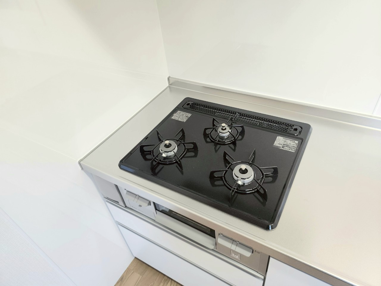 【リフォーム × 中古戸建て】北九州市門司区吉志6丁目のキッチン|同時調理可能な三ツ口ガスコンロ♪