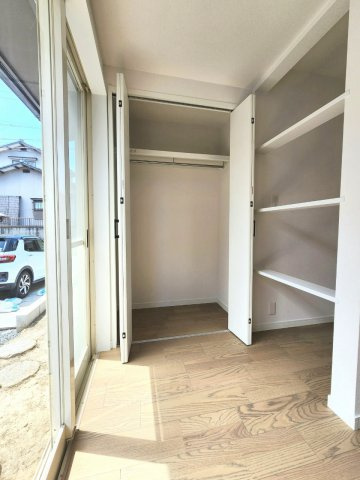 【リフォーム × 中古戸建て】北九州市門司区吉志6丁目の居間・リビング|LDKのクローゼットとLDKをオシャレに飾れるニッチ♪