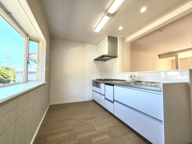 【リフォーム × 中古戸建て】北九州市門司区吉志6丁目のキッチン|キッチンには出窓付きで心地よい光が差し込みます♪