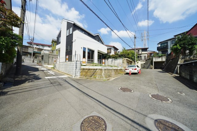 【横浜市瀬谷区阿久和東3丁目25-10新築戸建て】★仲介手数料無料★（原小学校・原中学校）の前面道路含む現地写真