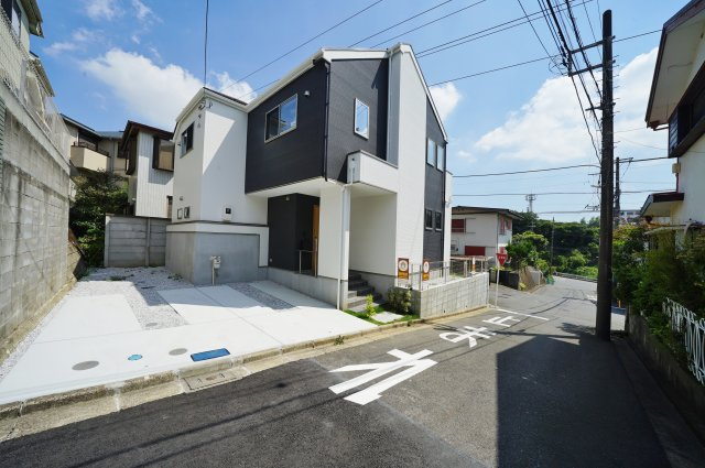 【横浜市瀬谷区阿久和東3丁目25-10新築戸建て】★仲介手数料無料★（原小学校・原中学校）の前面道路含む現地写真