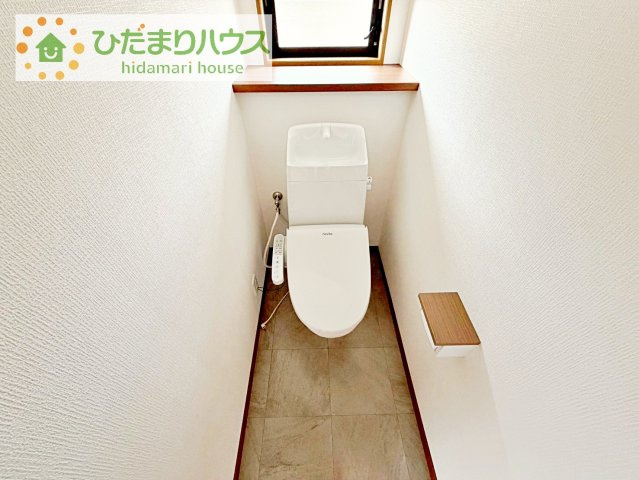 【トイレ】 | つくば市羽成　中古戸建 | 小窓が付いているので、トイレも明るい空間になっております♪