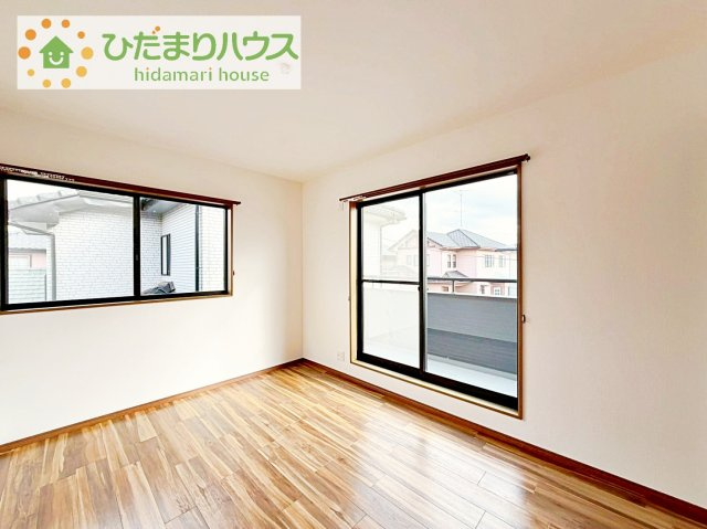 【寝室】 | つくば市羽成　中古戸建 | バルコニーに面していて、たっぷり光りの入る明るい主寝室です！