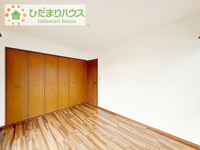 【寝室】 | つくば市羽成　中古戸建 | 広めの主寝室は、ベッドの他にもパソコンデスクやドレッサーなども置けちゃいます(*^-^*)