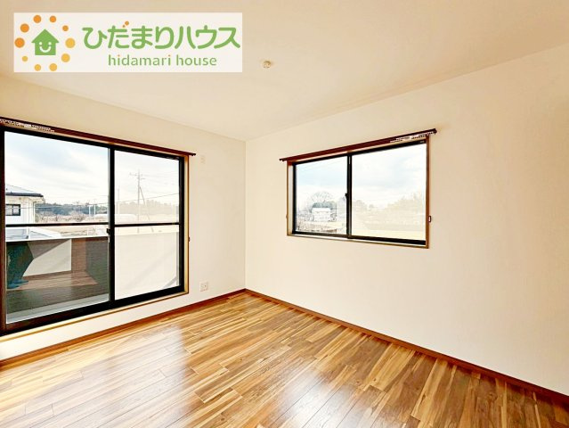 【洋室】 | つくば市羽成　中古戸建 | バルコニーに面している居室なので、自然と光が差し込みます♪