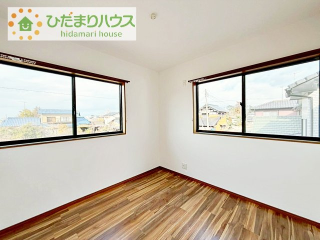 【洋室】 | つくば市羽成　中古戸建 | お掃除しやすく、清潔感を保てるのでダニも発生しにくいフローリング♪