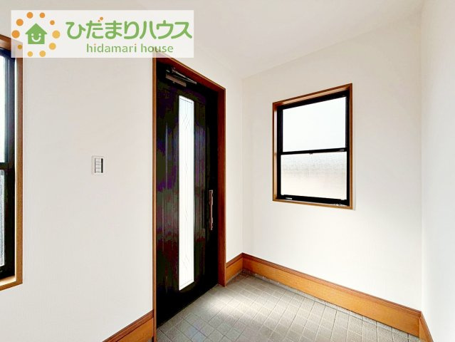 【玄関】 | つくば市羽成　中古戸建 | 毎日「行ってきます」「ただいま」をいう玄関は明るく光が差し込みます♪