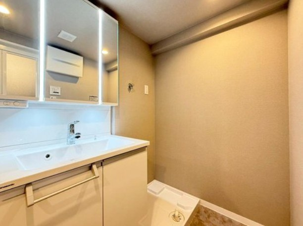 【独立洗面台】 | 常盤台パークハイツ | 洗髪洗面化粧台です。3面鏡が備わった洗面化粧台。ボウルとカウンターはお手入れのしやすい一体型です。