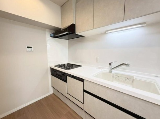 【キッチン】 | 常盤台パークハイツ | 家族の顔も見れて安心、対面式・浄水器付き３口コンロのシステムキッチンを採用！食器洗い洗浄乾燥機も付いております！