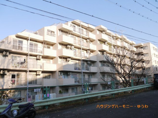 【外観】 | 陽光浴びる外観がシンプルな外観をより際立たせ、人々の記憶に存在感を植え付けます。