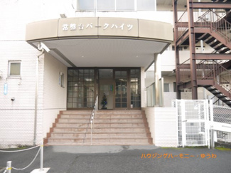 【エントランス】 | 重厚感溢れるエントランスは、マンションの優雅さを示す特徴でもあります。