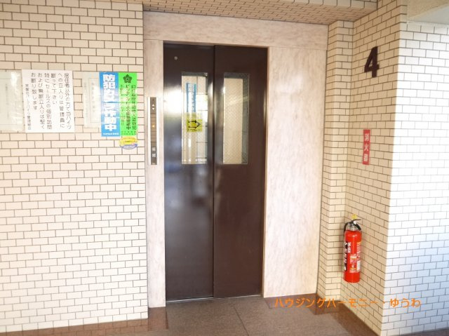 【その他共用部分】 | 常盤台パークハイツ | 階段移動の手間を省く現代の必需設備です。