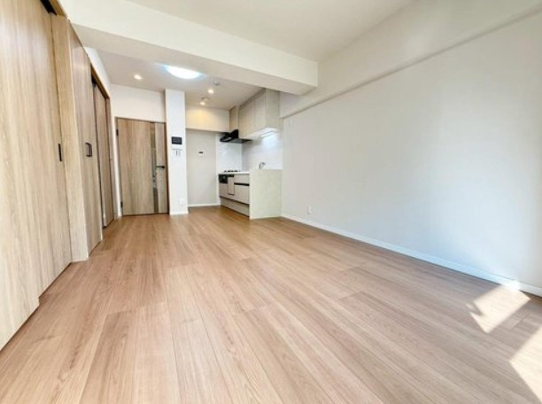 【居間・リビング】 | 常盤台パークハイツ | 明るく開放的な空間が広がるLDK。室内には豊かな陽光が注ぎ込み、爽やかな住空間を演出。