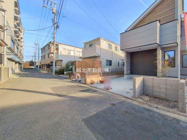 練馬区石神井台8丁目 全4棟 1号棟の前面道路含む現地写真