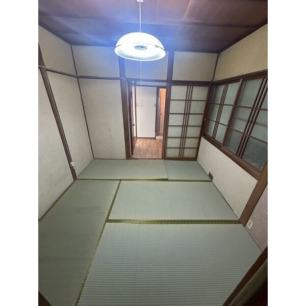 城の下通アパートの玄関