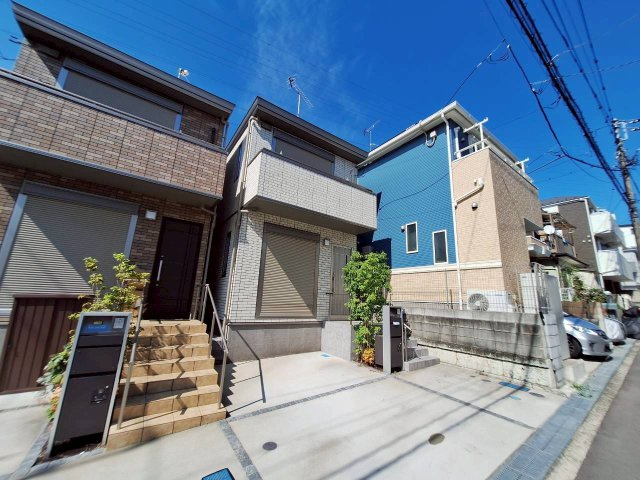 港北区新吉田町戸建　A棟のエントランス
