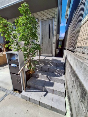 港北区新吉田町戸建　A棟のエントランス