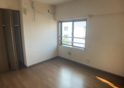 【洋室】 | センチュリーめじろ台 | 洋室のメリットは重い家具が置きやすく、身の回りが整理しやすいことです。 床がフローリングのため畳とは異なり凹みにくいです。 クローゼットなど収納が豊富で、普段使わない旅行カバンや服の整頓も簡単にです。