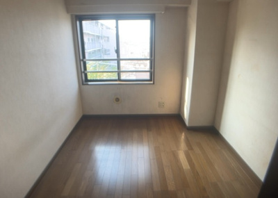 【寝室】 | センチュリーめじろ台 | 寝室でゆっくりと過ごすためにはベッド周りの適度な空間を担保することや窓の位置、照明の明るさ、寝室の広さなどを考える必要があります。自身や家族の構成とライフスタイルに併せて寝室にする部屋を選びましょう！