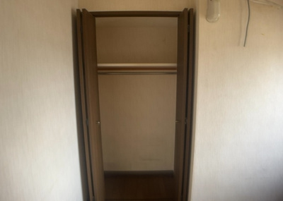 【収納】 | センチュリーめじろ台 | デザイン性を重視しすぎて収納が少なかった！なんてことにならないため、事前に現地で収納の数を確認しておくことをお勧めします。クローゼット以外にも床下収納や屋根裏収納、パントリーなどもチェックしましょう。