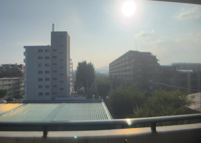 【展望】 | センチュリーめじろ台 | 眺望の良さを楽しめるダイニングキッチンで家族団らんの時間を過ごしてはいかがでしょうか。バルコニーから見える景色を家族で眺める時間は、時間が経つのを忘れてしまいそうですね。是非、現地を見に行きましょう！