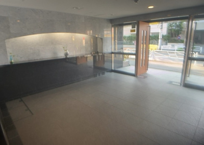 【エントランス】 | センチュリーめじろ台 | マンションのエントランスには、もともと風よけや防犯の役割がありますが、マンションによって宅配ボックスなどの設備が備わっている所もあります。日々の生活をイメージしながら生活しやすさをチェックしましょう。