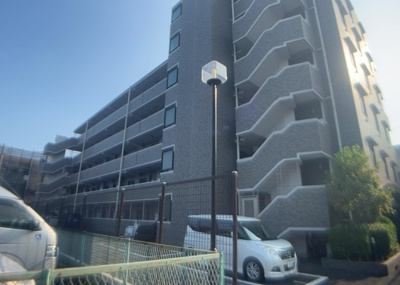 【現況写真】 | センチュリーめじろ台 | 外観はマンション管理がされているかの目安になります。築年数が古いと、壁面は劣化してひび割れが生じることも！建物が古びていても細かいところが修繕されていると、きちんと管理されているなぁと感じるでしょう。