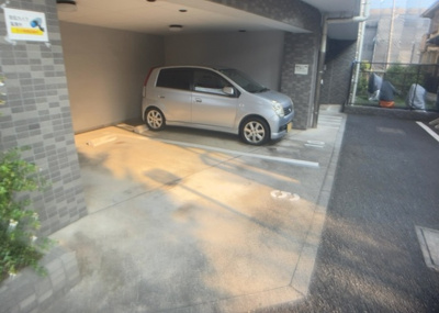 【駐車場】 | センチュリーめじろ台 | 車一台あたりに必要なスペースは、標準サイズの普通自動車で横幅2m50cm、長さ5mは必要になります。ただし、乗降のことも考慮して横幅3m30cm、長さ5m50cmほどは確保できるところを選びましょう。