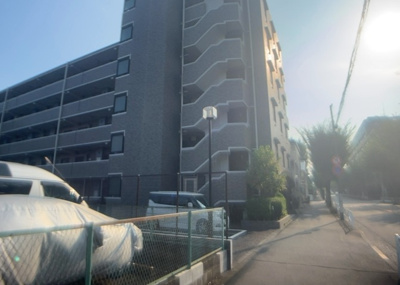 【外観】 | センチュリーめじろ台 | マンションの外観は非常に重要なポイントです！外観の善し悪しは資産価値に大きな影響を与えます。外観のいいマンションを購入することで、高値で売却がしやすく、買い手が見つかりやすいというメリットがあります。