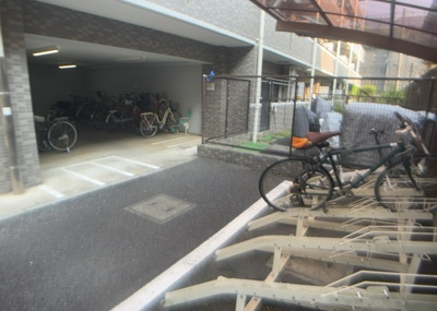 【駐輪場】 | センチュリーめじろ台 | マンションの駐輪場は、事前に空きがあるか確認を取ると安心です。せっかく入居したのに駐輪スペースがない！なんてことになったら大変ですよね。そこで、内見時や購入前にはまず事前に確認しておくと良いでしょう。