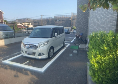 【駐車場】 | センチュリーめじろ台 | 駐車場と明記されていても、最小スペースでつくられた駐車場だと大型車は駐車できなかったり、出入りしにくくなったりする可能性があります。お車のサイズと購入したい物件の駐車場のサイズを現地で確認しましょう。