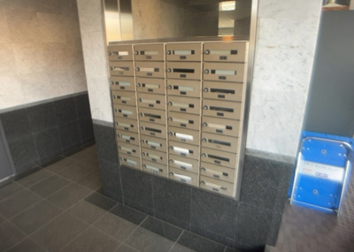 【設備】 | センチュリーめじろ台 | エントランス付近に設置されている集合ポストは、住んでいる部屋と離れているため、ポストをあさるなど誰かに何かされていても被害に気づきにくいです。入居する時には他人に特定されにくい番号で鍵をかけましょう！