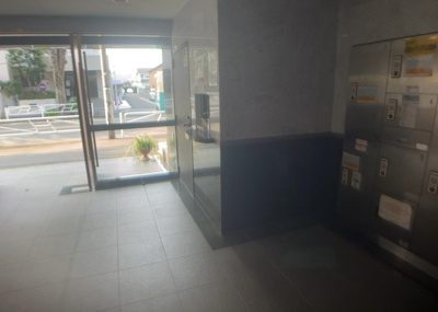 【受付】 | センチュリーめじろ台 | 受付はマンションコンシェルジュがいる場合もあれば、管理人が滞在する小部屋を総称して呼ぶことがあります。主にエントランスに設置されていることから、防犯面でも期待ができます。防犯設備がない場合はより安心！