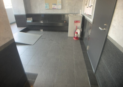 【ロビー】 | センチュリーめじろ台 | ロビーというと、エントランスと何がちがうの？と思いますよね。実はロビーとエントランスには明確な決まりはありません。物件によっては、エントランスを入って広がるある程度の広さのある空間がロビーとなります。