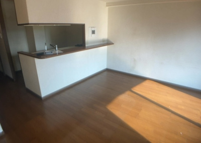 【キッチン】 | センチュリーめじろ台 | L型アイランドタイプは、キッチンからダイニングにもリビングにも目が行き届くので、とても使いやすい配置です。L字型独立タイプは、キッチンを独立させてるためLDKというよりもLDといった様なイメージです。