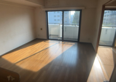 【居間・リビング】 | センチュリーめじろ台 | リビングの間取りの種類は大きくわけてリビングとダイニングが別になっているタイプ、リビングダイニング一体型です。どちらも一長一短ですので、家を選ぶ時はその両面をチェックして決めるようにしましょう。