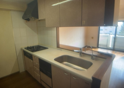 【キッチン】 | センチュリーめじろ台 | 標準的なシステムキッチンの横幅は、165cm～300cm程度です。2100・2400・2550・2700などミリ単位で表記されます。普段どのように料理をするのかを想定しながら合ったサイズを選びましょう