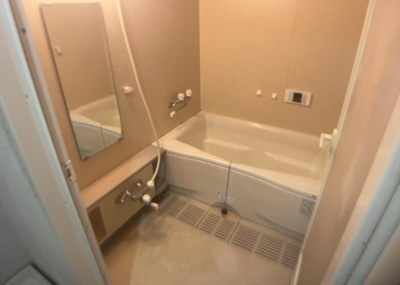 【浴室】 | センチュリーめじろ台 | 入浴時の快適さも大事なことですが、綺麗な状態を維持できなければ気持ちよく入浴できません。毎日の掃除が楽という点は大事なポイントになります！カビが生えにくく掃除がしやすい、壁や浴槽を選ぶといいでしょう。