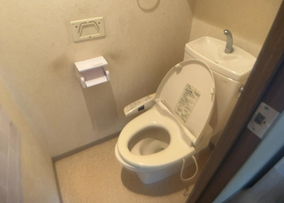 【トイレ】 | センチュリーめじろ台 | トイレは大きさや形、機能、抗菌性などが異なる多種多彩なタイプが各メーカーから出ています。それぞれに良さがあるため、事前にどういったタイプのトイレがいいのかをご家庭内で決めて、内見に行くといいでしょう。