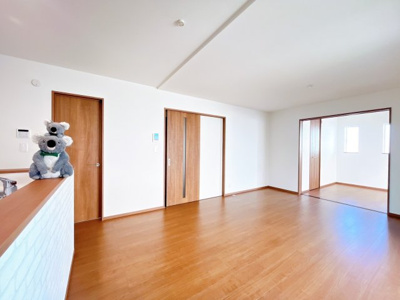 【居間・リビング】 | 前橋市山王町　新築住宅 | 気がづけば家族が集まって楽しい会話と食事が始まる。皆で笑って過ごす幸せ溢れるリビング。